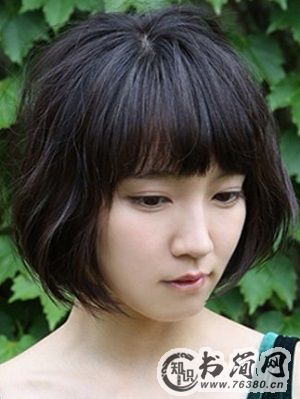 圆脸减龄短发发型女