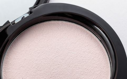 粉饼如何使用 粉饼的使用方法 如何挑选粉饼