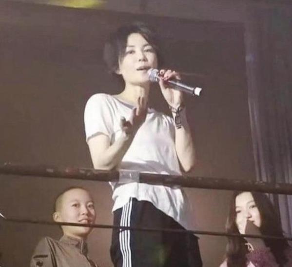 王菲一家聚会照