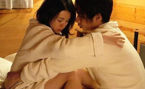 美女和你身体接触