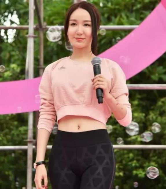 娄艺潇液体裤图片