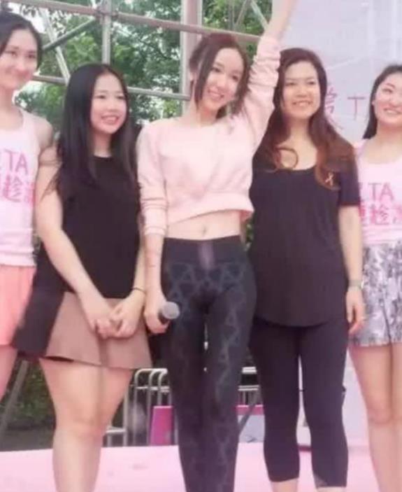 娄艺潇液体裤图片