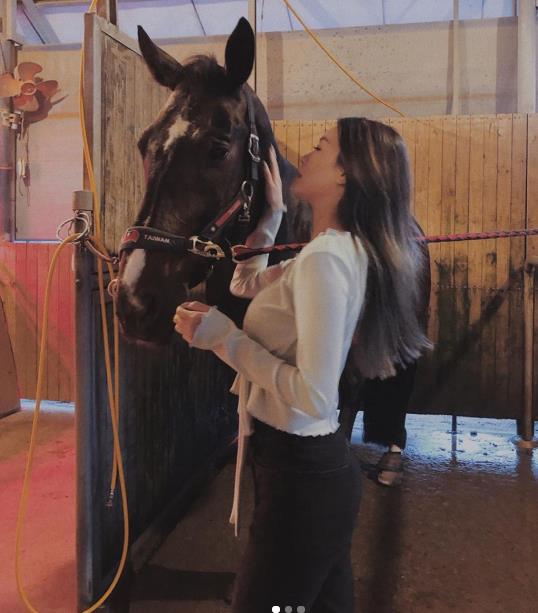 高以翔女友开心骑马