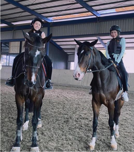 高以翔女友开心骑马