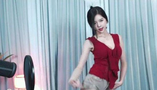 尹素婉跳掉衣服视频：尹素婉简介与直播平台