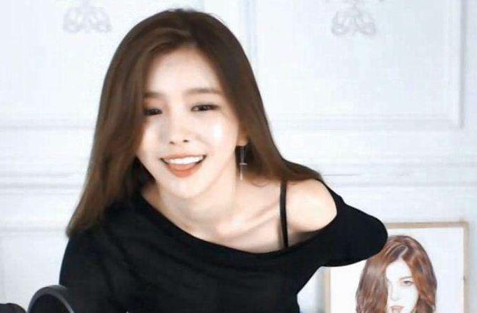 尹素婉跳掉衣服视频：尹素婉简介与直播平台