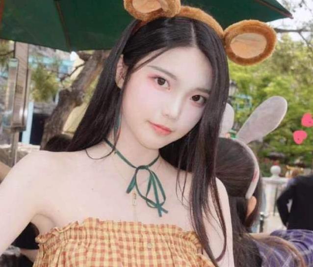 淡黄的长裙蓬松的头发是什么梗