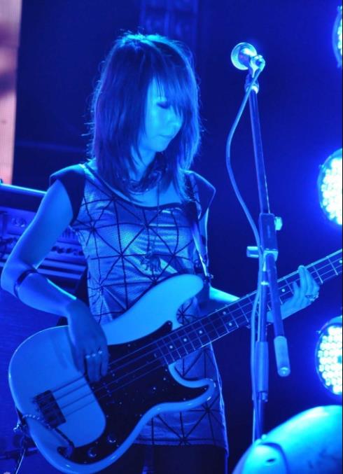 新裤子乐队女贝斯手赵梦简介照片