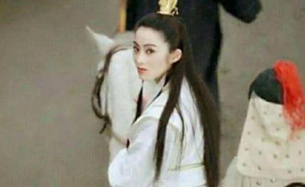 邱淑贞咬牌的壁纸