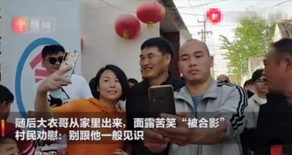 大衣哥朱之文家门被踹开