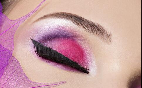 含蓄烟熏眼妆教程 秋冬画出含蓄味! 烟熏妆怎么画 含蓄烟熏妆怎么画 烟熏眼妆分几个步骤