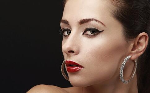 含蓄烟熏眼妆教程 秋冬画出含蓄味! 烟熏妆怎么画 含蓄烟熏妆怎么画 烟熏眼妆分几个步骤