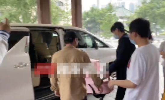 唐艺昕产后出院