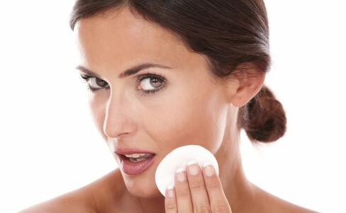 含蓄烟熏眼妆教程 秋冬画出含蓄味! 烟熏妆怎么画 含蓄烟熏妆怎么画 烟熏眼妆分几个步骤