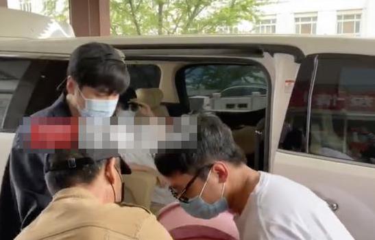 唐艺昕产后出院