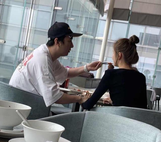 王思聪新女友甜仇简介资料：王思聪给新女友喂食