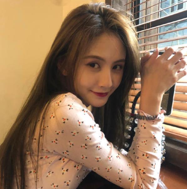 王思聪新女友甜仇简介资料：王思聪给新女友喂食