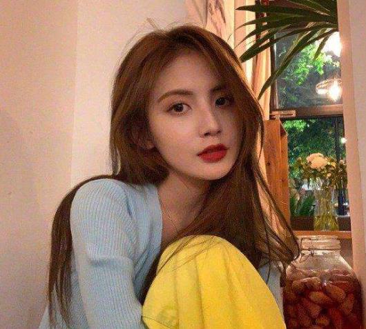 王思聪新女友甜仇简介资料：王思聪给新女友喂食