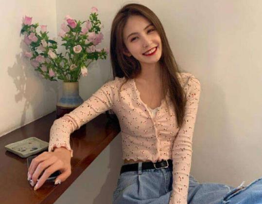 王思聪新女友甜仇简介资料：王思聪给新女友喂食