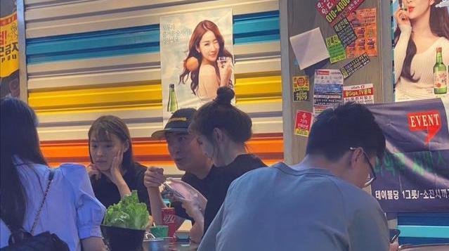 王思聪新女友甜仇简介资料：王思聪给新女友喂食