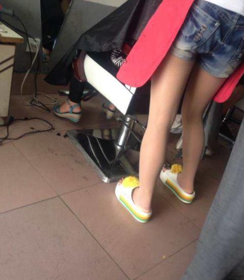 男生看腿在想什么：男生看女生的腿是什么意思