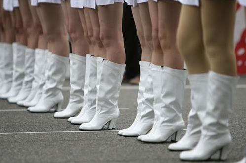 男生看腿在想什么：男生看女生的腿是什么意思