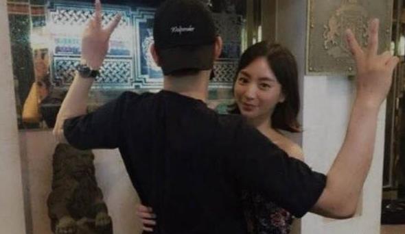 黄荷娜个人资料：曝黄荷娜参与性招待