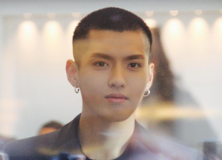 是谁在捧吴亦凡？吴亦凡的资源为什么这么好