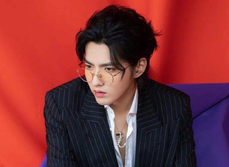 是谁在捧吴亦凡？吴亦凡的资源为什么这么好