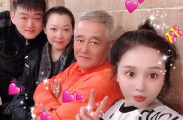 赵本山妻子罕见出镜