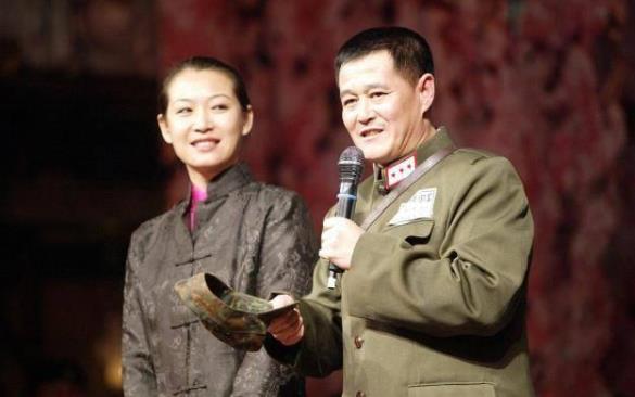 赵本山妻子罕见出镜