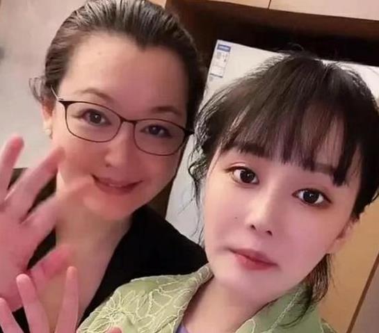 赵本山妻子罕见出镜