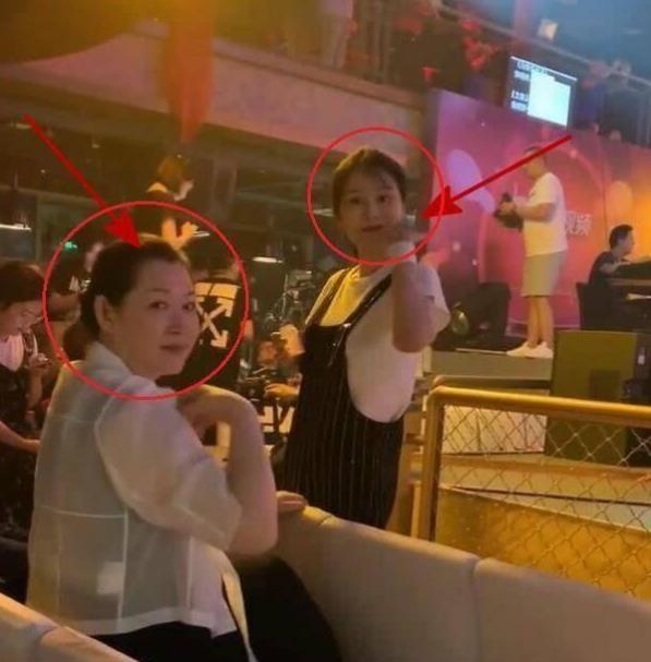 赵本山妻子罕见出镜