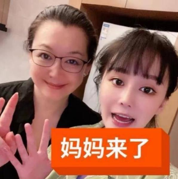 赵本山妻子罕见出镜