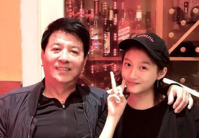 关少曾48岁才有关晓彤吗：关少曾岁数多大了