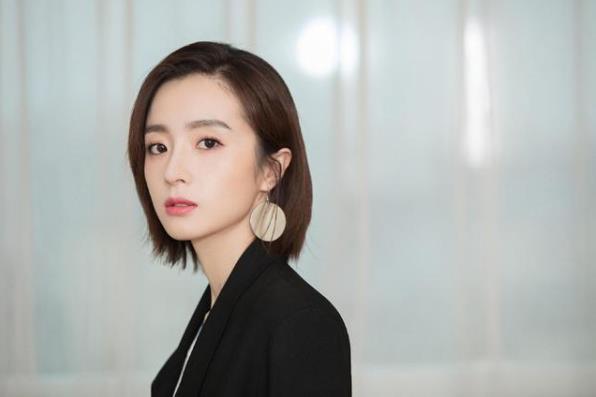 疑张铭恩胡冰卿恋情曝光：张铭恩搂着胡冰卿亲吻