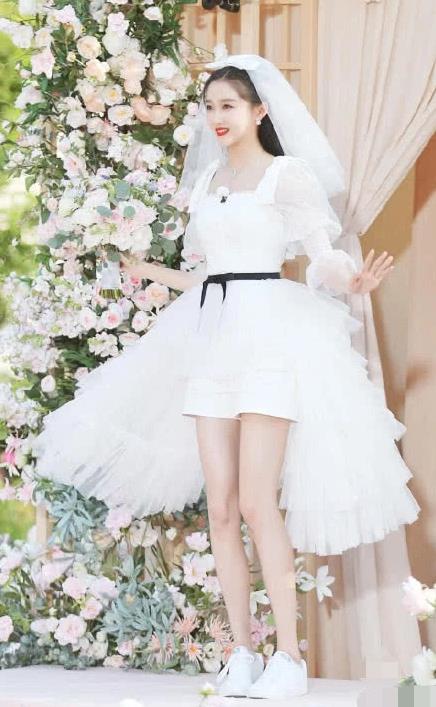 关晓彤婚纱造型照片：关晓彤鹿晗领证是真的吗