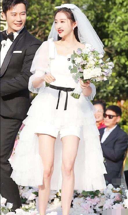 关晓彤婚纱造型照片：关晓彤鹿晗领证是真的吗