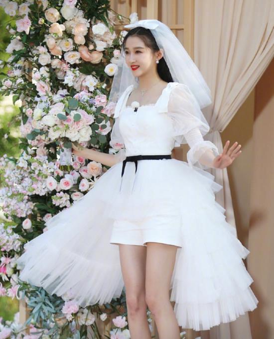 关晓彤婚纱造型照片：关晓彤鹿晗领证是真的吗