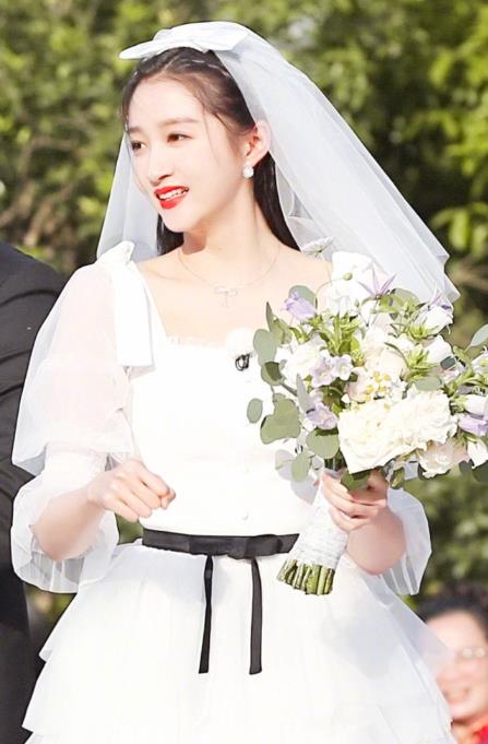 关晓彤婚纱造型照片：关晓彤鹿晗领证是真的吗