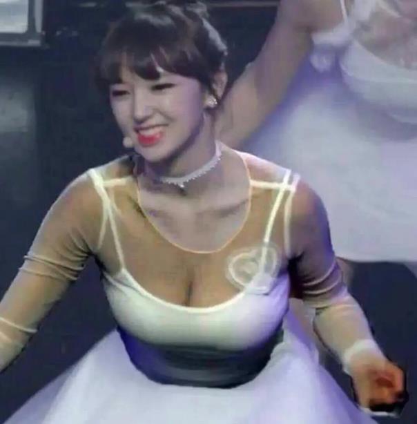 程潇的胸部有多大：程潇是多大罩杯看起来好大