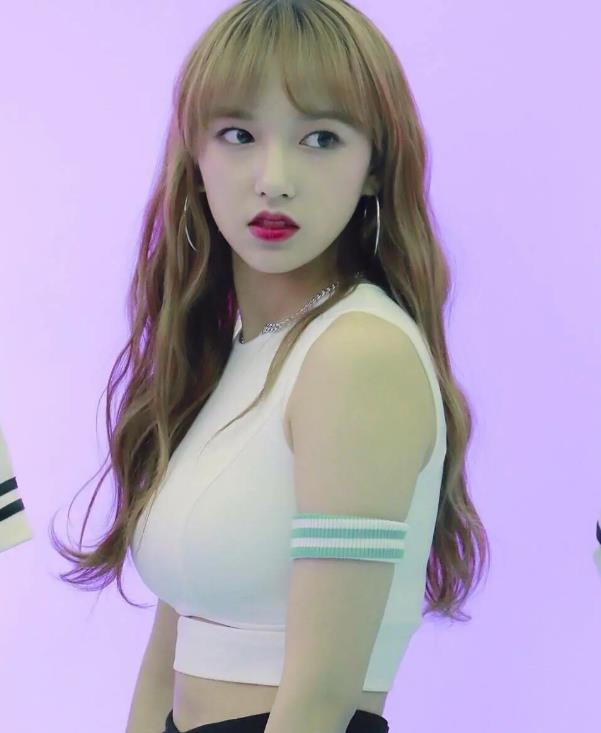 程潇的胸部有多大：程潇是多大罩杯看起来好大