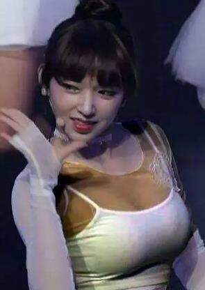 程潇的胸部有多大：程潇是多大罩杯看起来好大