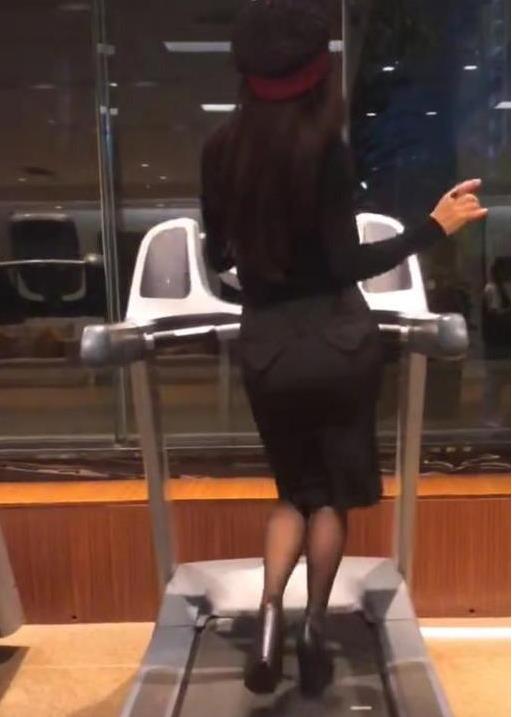 宁静穿高跟鞋在跑步机上跳舞