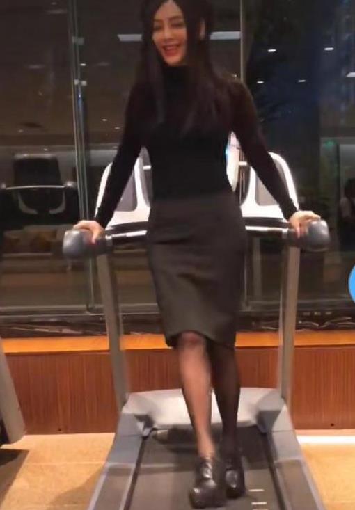 宁静穿高跟鞋在跑步机上跳舞