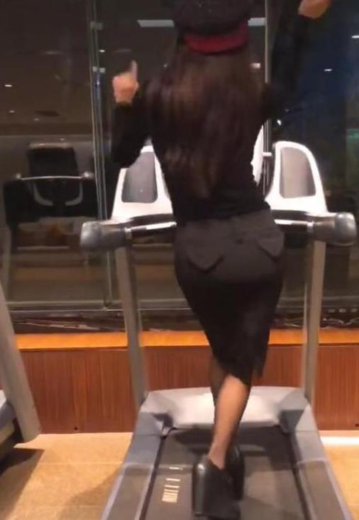 宁静穿高跟鞋在跑步机上跳舞