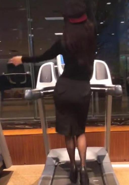 宁静穿高跟鞋在跑步机上跳舞