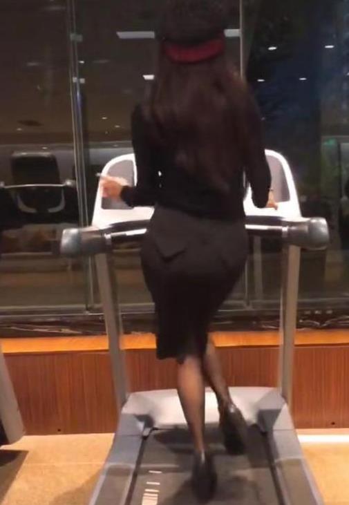 宁静穿高跟鞋在跑步机上跳舞