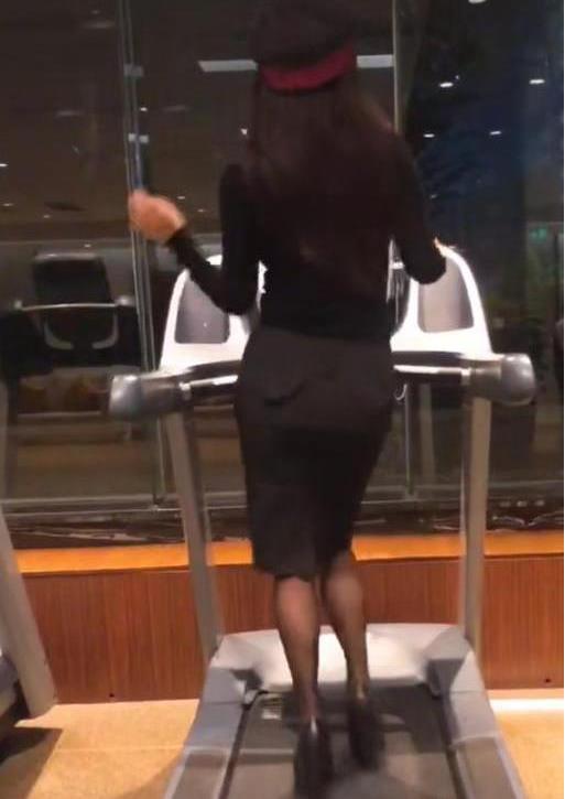 宁静穿高跟鞋在跑步机上跳舞