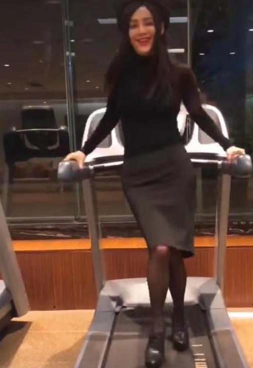 宁静穿高跟鞋在跑步机上跳舞